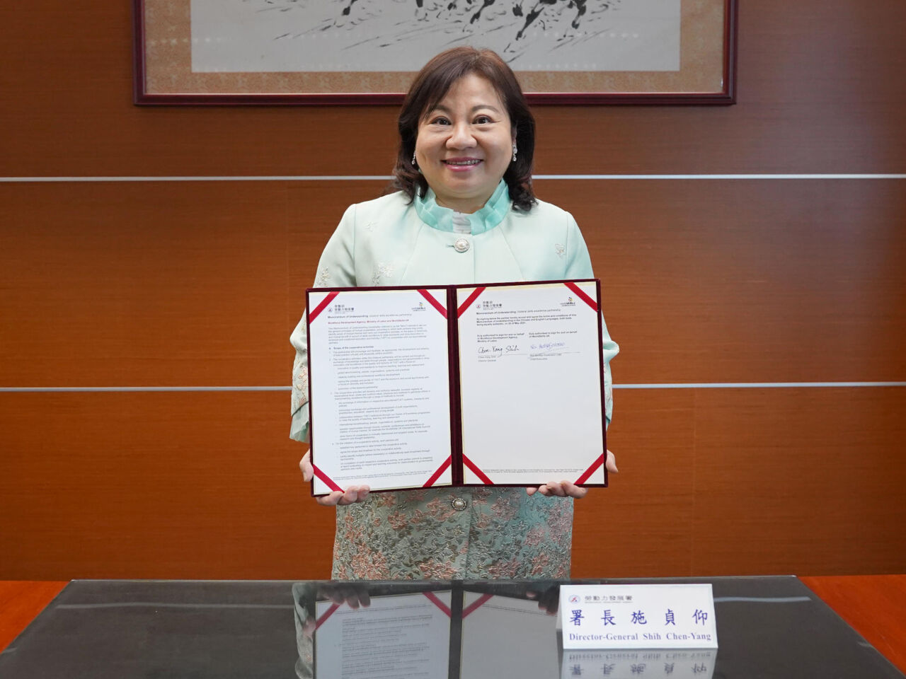 WorldSkills Chinese Taipei’s Official Delegate Chen-Yang Shih signs a partnership agreement with WorldSkills UK on 20 May 2021.
